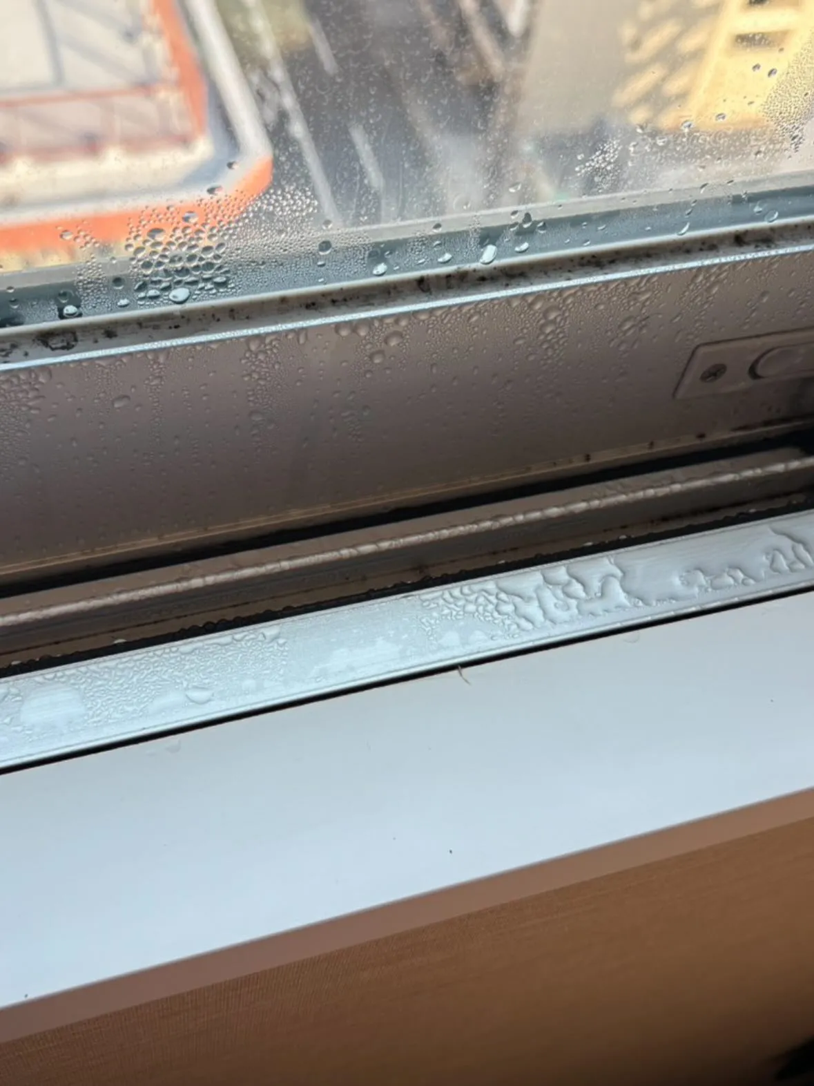 朝カーテンやブラインドを開けるとビックリ‼️この結露はどこか...