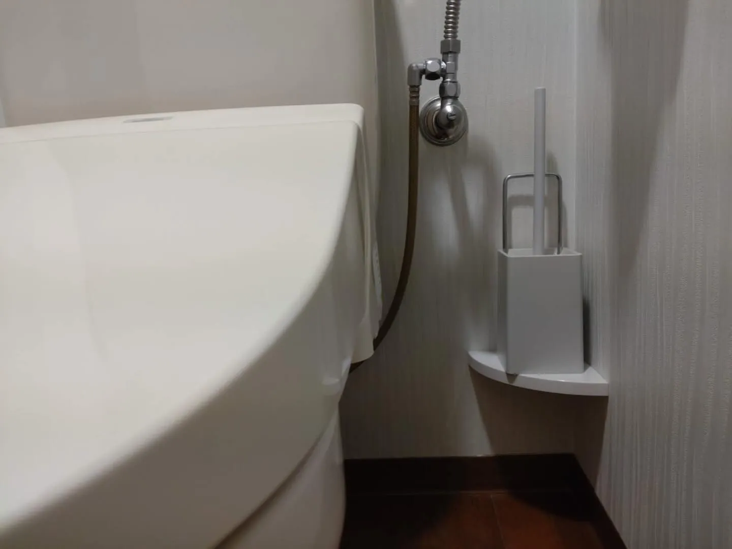 トイレの小物類は、このように浮かせることで格段にお手入れがし...